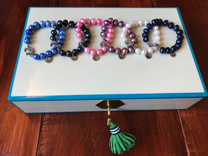 Hazel & Marie: Cultured Pearl bracelet large navy blue on jewelry box