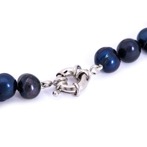 Hazel & Marie: Cultured Pearl bracelet large navy blue wuth clasp