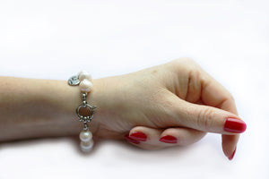 Hazel & Marie: Cultured Pearl bracelet large pink on model